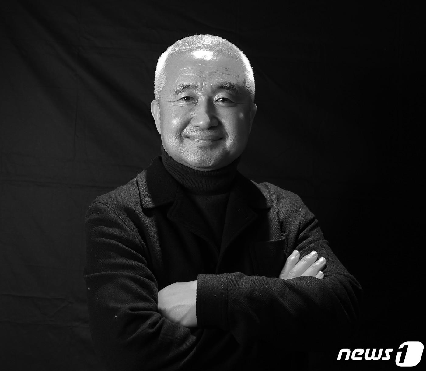 본문 이미지 - 최진석 서강대 철학과 명예교수가 뉴스1과 인터뷰하면서 포즈를 잡았다.2021.1.6ⓒ 뉴스1 이길우 객원대기자