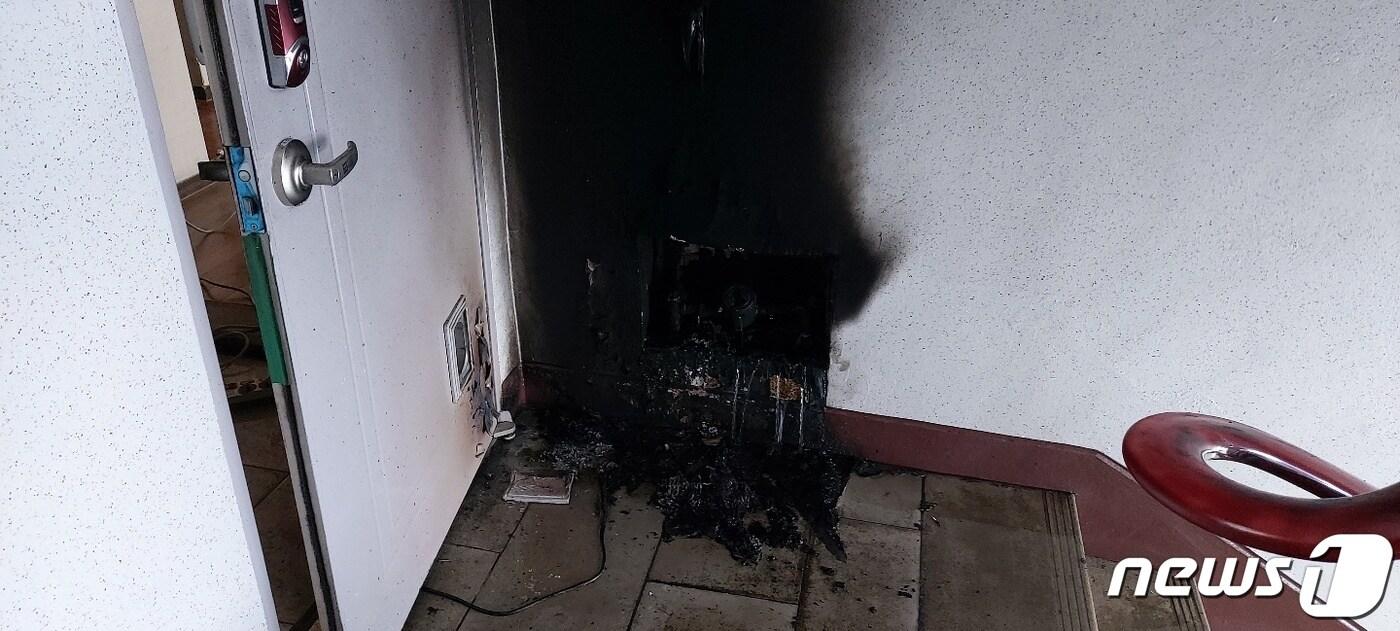 9일 오후 3시30분쯤 충북 흥덕구 봉명동 한 아파트 복도에서 드라이기를 이용해 계량기를 녹이던 중 드라이기가 폭발했다. (청주서부소방서 제공) ⓒ 뉴스1