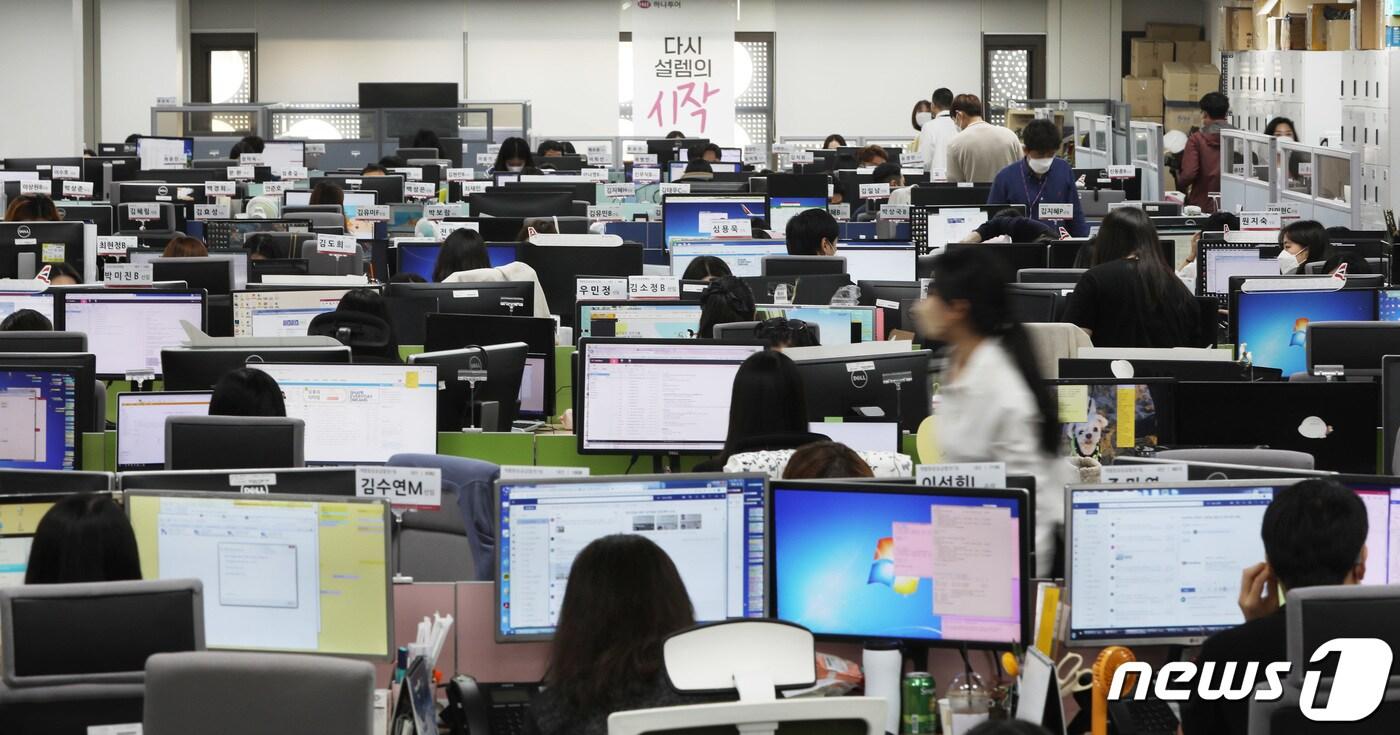 본문 이미지 - 하나투어가 1년 6개월만에 전직원 정상출근에 들어간 1일 서울 종로구 본사에서 직원들이 업무 준비를 하고 있다. 하나투어는 코로나19 확산으로 지난해 4월부터 필수근무인력을 제외한 전 직원 유·무급 휴직을 시행해왔다. 2021.10.1/뉴스1 ⓒ News1 이승배 기자
