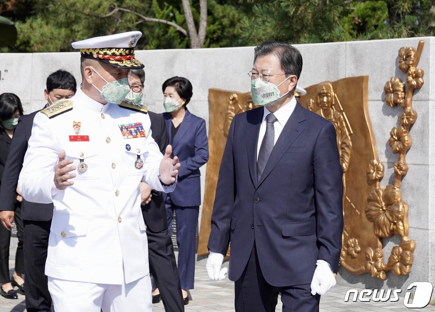 본문 이미지 - 문재인 대통령이 국군의 날인 1일 오전 경북 포항 해병대1사단 부대 내 마린온(MUH-1) 순직자 위령탑을 찾아 유가족과 함께 추모벽을 돌아보고 있다. 2021.10.1/뉴스1 ⓒ News1 이광호 기자