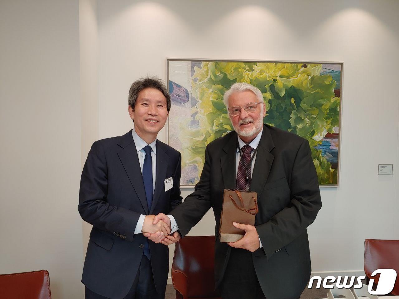 본문 이미지 - 바톨드 바슈치코브스키 EU 의회 외교위원회 부위원장과 악수하는 이인영 통일부 장관. (통일부 제공) ⓒ 뉴스1