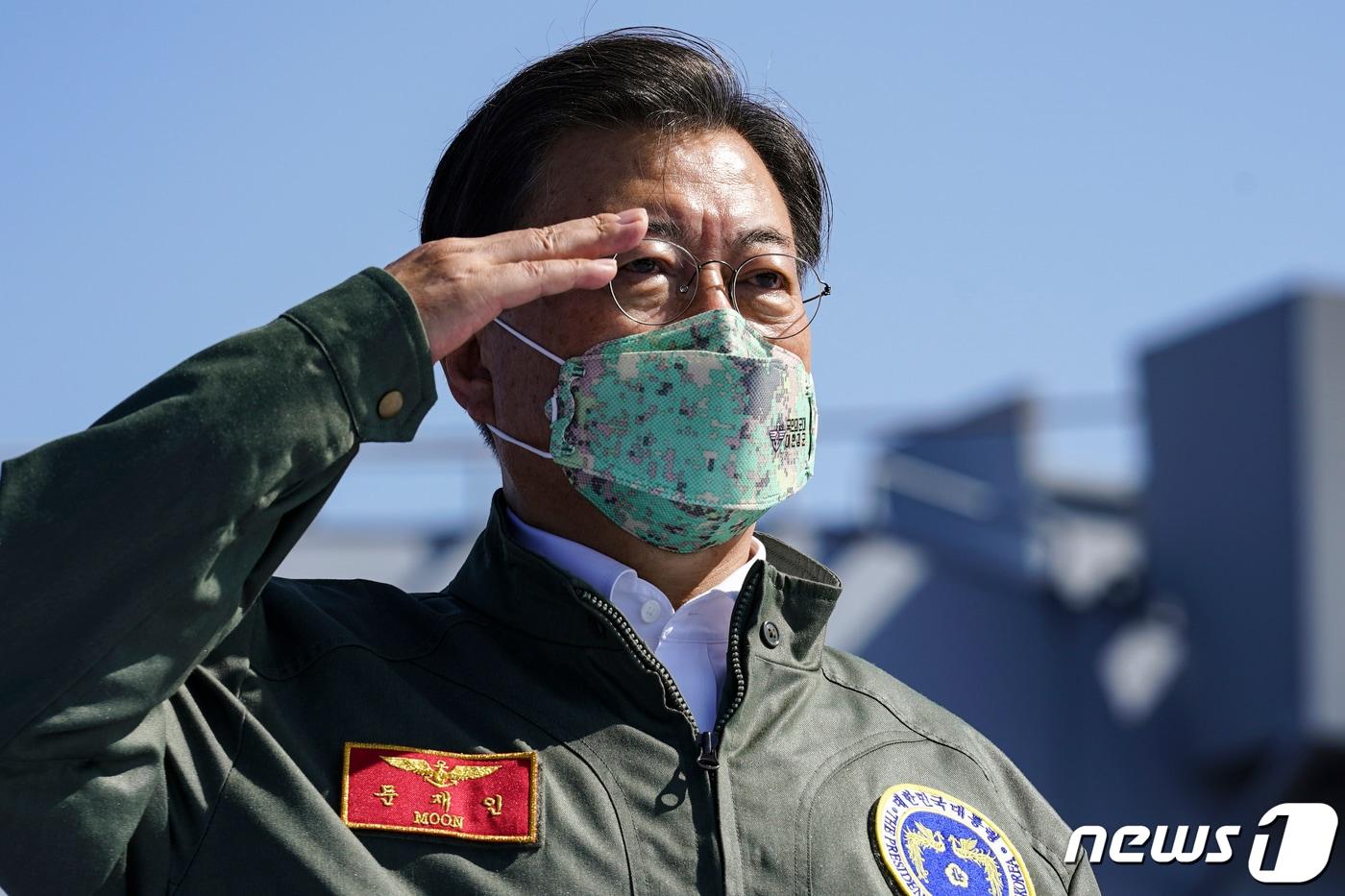본문 이미지 - 문재인 대통령이 1일 경북 포항 영일만 해상 마라도함에서 열린 제73주년 국군의 날 기념식에서 경례하고 있다. 2021.10.1/뉴스1 ⓒ News1 이광호 기자