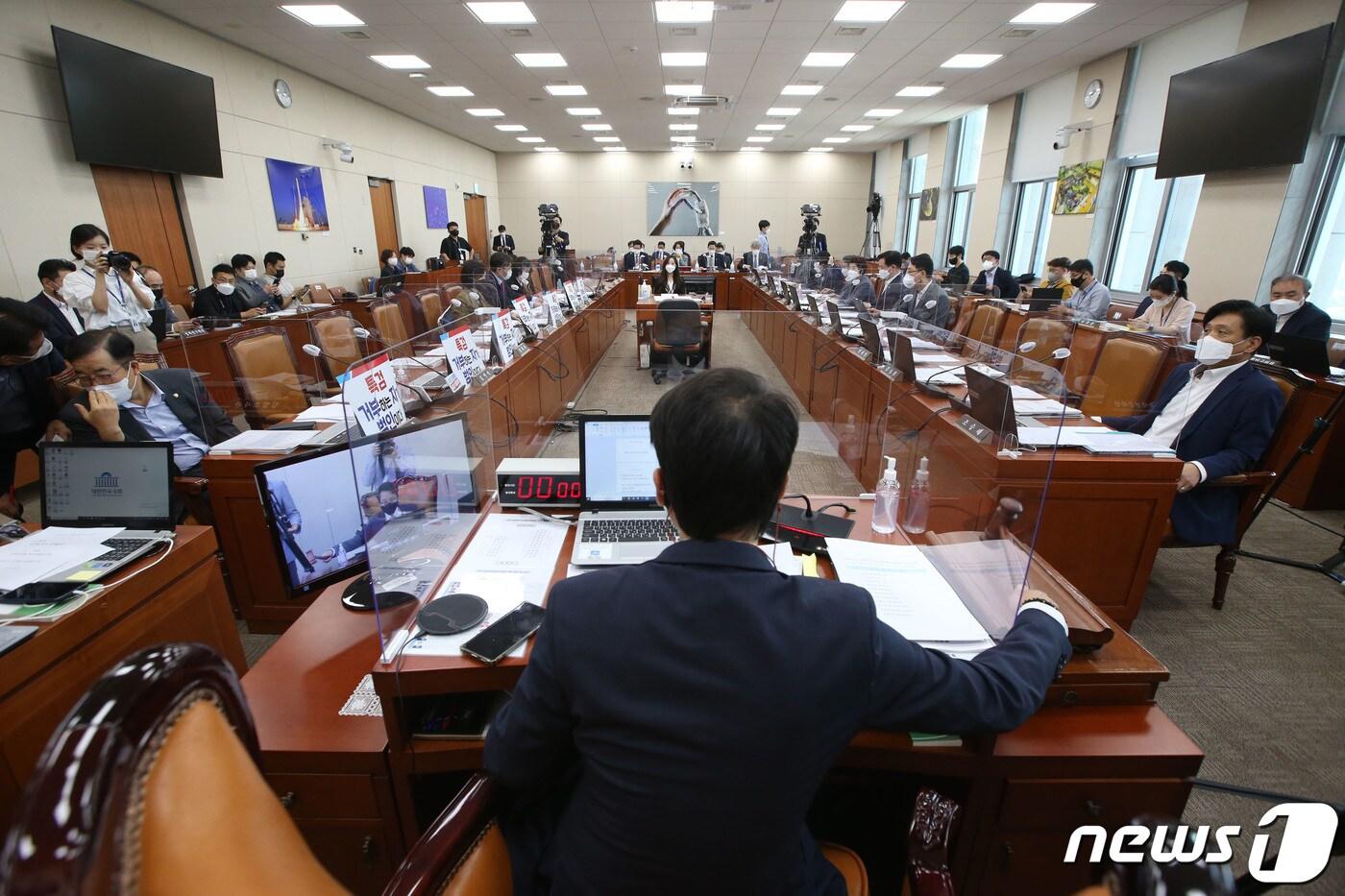 본문 이미지 - 이원욱 국회 과방위원장이 1일 오후 서울 여의도 국회에서 열린 과학기술정보방송통신위원회의 과학기술정보통신부, 우정사업본부 등에 대한 국정감사에서 의사봉을 두드리고 있다. 2021.10.1/뉴스1 ⓒ News1 구윤성 기자