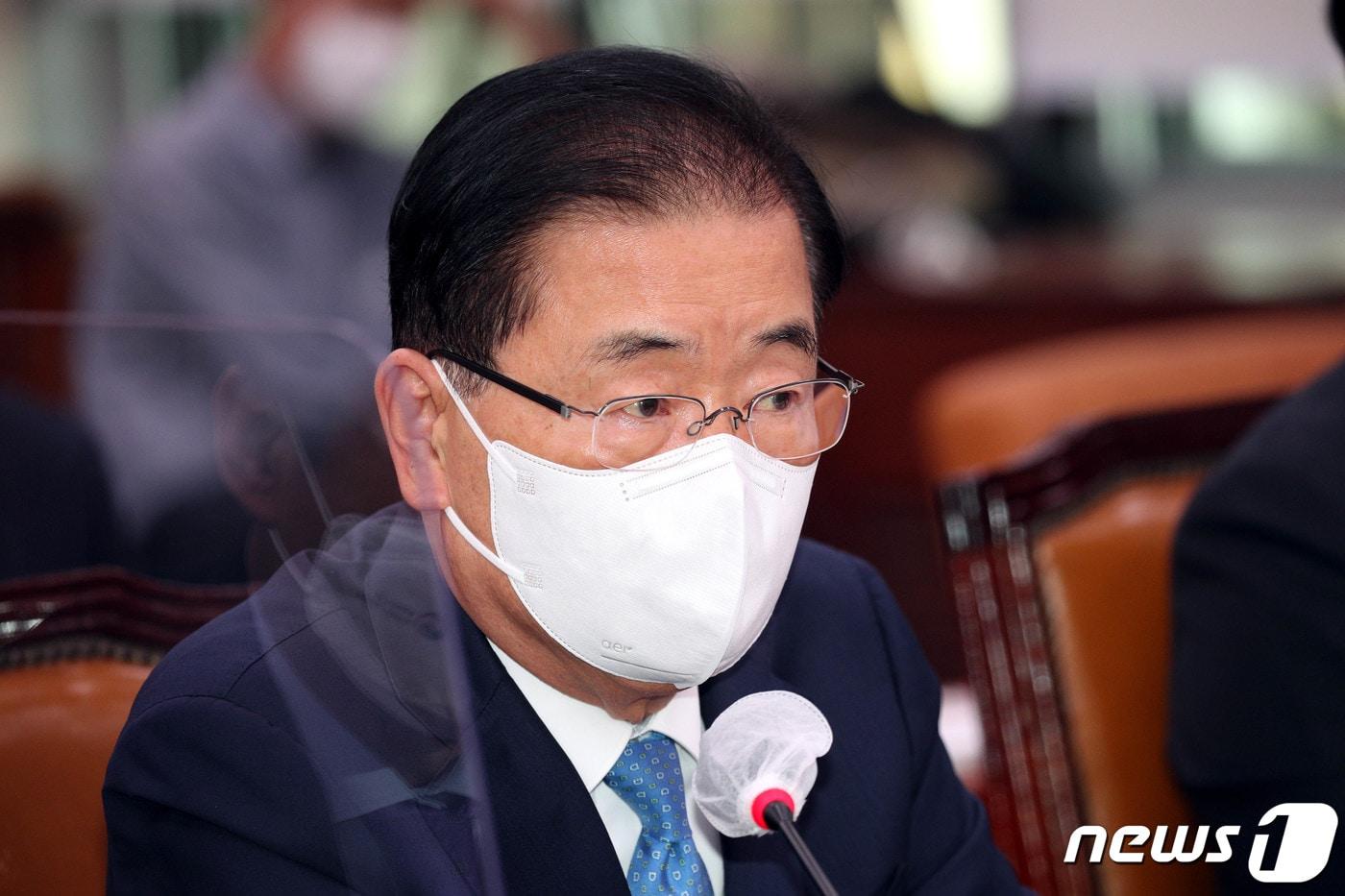 본문 이미지 - 정의용 외교부 장관이 1일 오후 서울 여의도 국회 외교통일위원회의 외교부·한국국제협력단·한국국제교류재단·재외동포재단 등에 대한 국정감사에서 의원들의 질문에 답변하고 있다. 2021.10.1/뉴스1 ⓒ News1 구윤성 기자