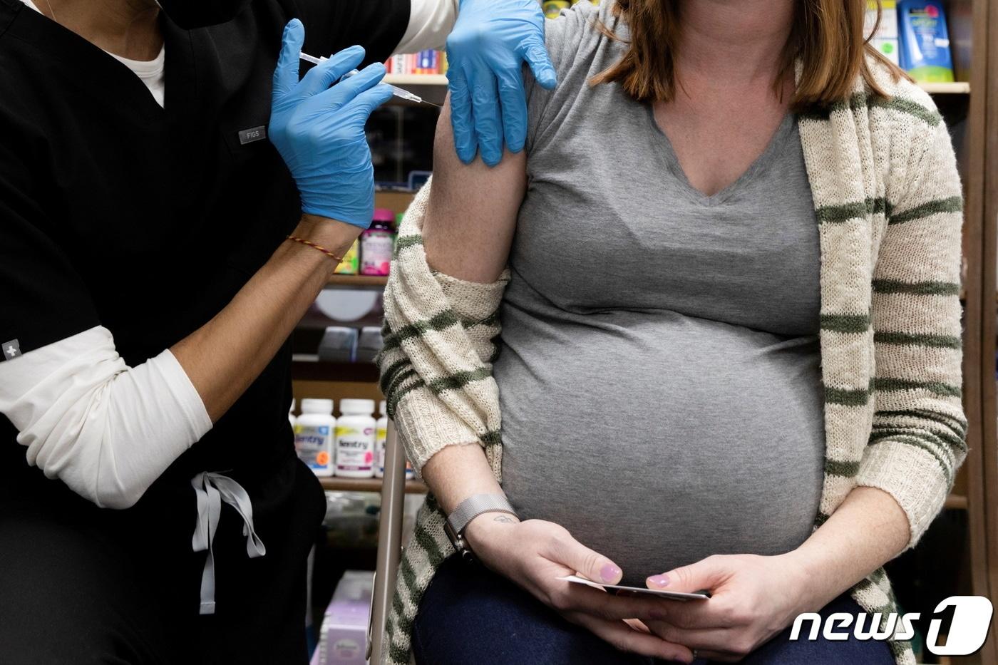 본문 이미지 - 미국 펜실베이니아주의 한 임신부가 코로나19 백신을 맞고 있다. ⓒ 로이터=뉴스1
