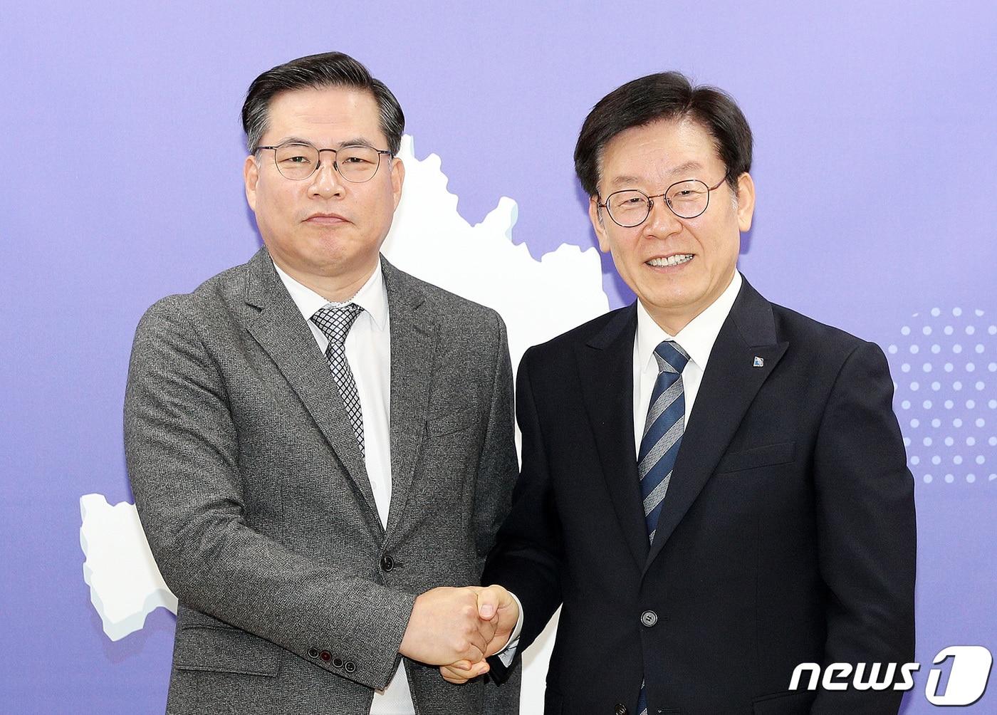 본문 이미지 - 2018년 10월 1일 이재명 경기도지사가 유동규 제8대 경기관광공사 사장에게 임명장을 수여하고 있다. (경기도 제공)  ⓒ News1