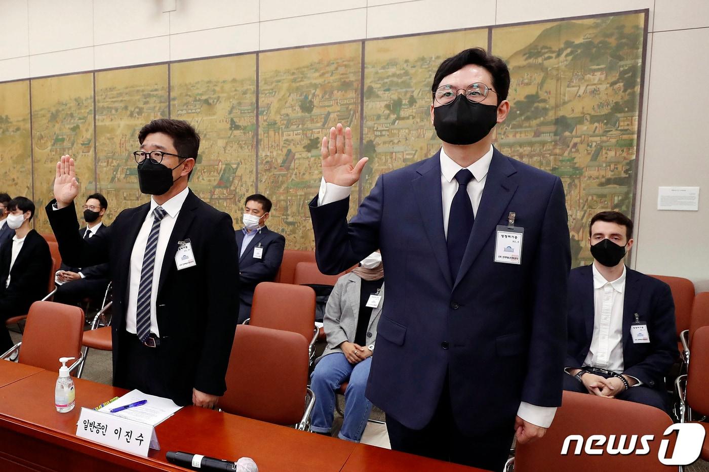 본문 이미지 - 김준구 네이버웹툰 대표(오른쪽)와 이진수 카카오엔터테인먼트 대표가 1일 오후 서울 여의도 국회에서 열린 문화체육관광위원회의 문화체육관광부에 대한 국정감사에서 증인으로 출석해 선서하고 있다. 2021.10.1/뉴스1 ⓒ News1 구윤성 기자