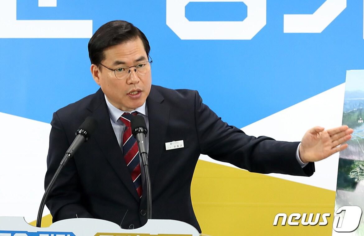 본문 이미지 - 유동규 경기관광공사 사장이 지난 2019년 3월 6일 경기도 수원시 팔달구 경기도청에서 '임진각~판문점 간 평화 모노레일 설치 추진 계획 브리핑을 하고 있다 (경기도 제공) 2021.10.1/뉴스1