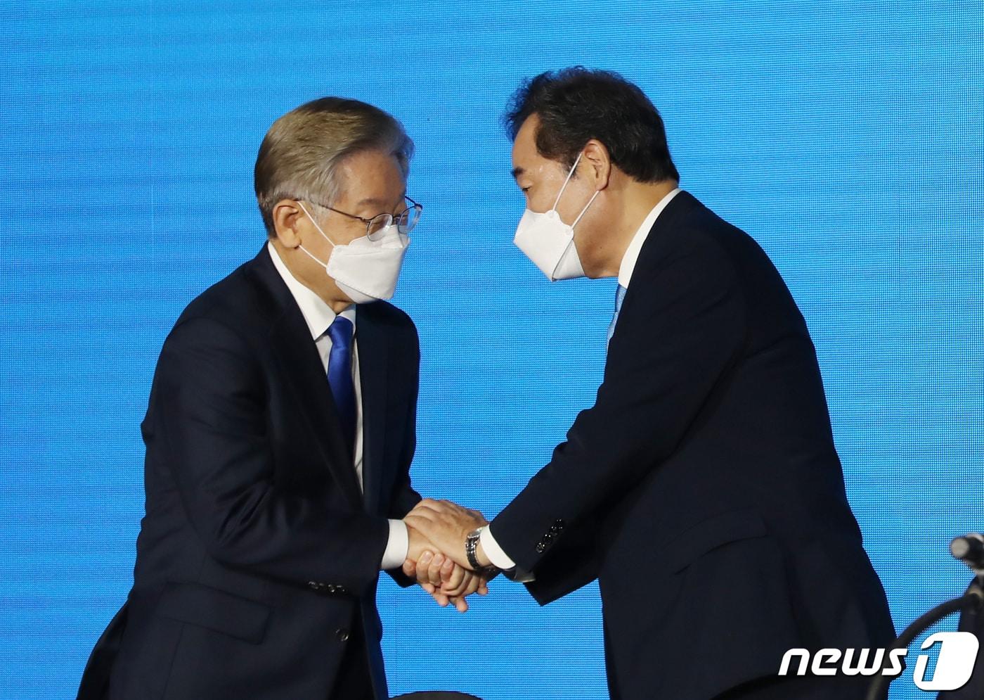 본문 이미지 - 더불어민주당 이재명 대선 예비후보와 이낙연 예비후보가 1일 오후 대선 후보 선출을 위한 제주 합동연설회를 마치고 인사를 나누고 있다/뉴스1 ⓒ News1 오현지 기자