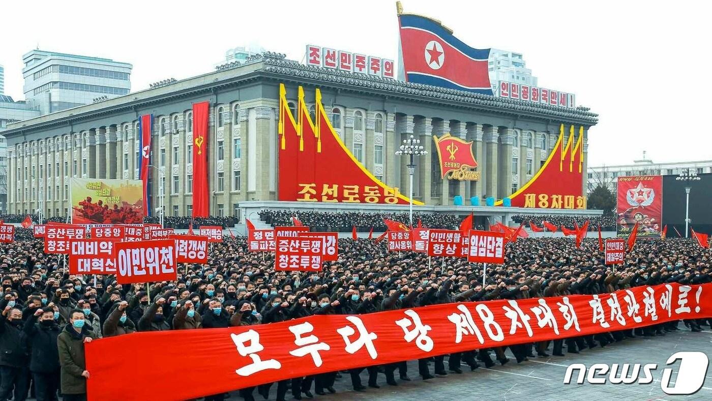 본문 이미지 - (평양 노동신문=뉴스1) = 북한 노동당 기관지 노동신문은 10일 당 창건 76주년을 맞아 당의 역사를 조명하는 사진 여러 장을 실었다. 신문은 "간고한 시련 속에서 우리 인민은 당과 운명을 함께하며 역사에 다시 없을 기적을 창조＂했다고 밝혔다. [국내에서만 사용가능. 재배포 금지. DB 금지. For Use Only in the Republic of Korea. Redistribution Prohibited] rodongphoto@news1.kr