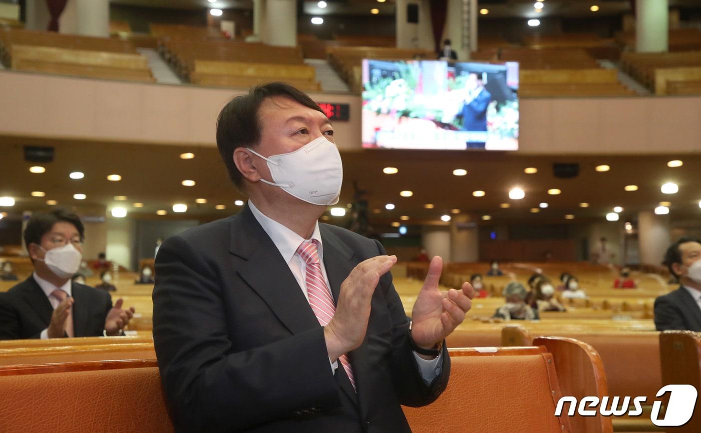 국민의힘 대권주자인 윤석열 전 검찰총장이 10일 오전 서울 여의도 순복음교회 본당에서 열린 예배에 앞서 찬송가를 부르고 있다. 2021.10.10/뉴스1 ⓒ News1 오대일 기자