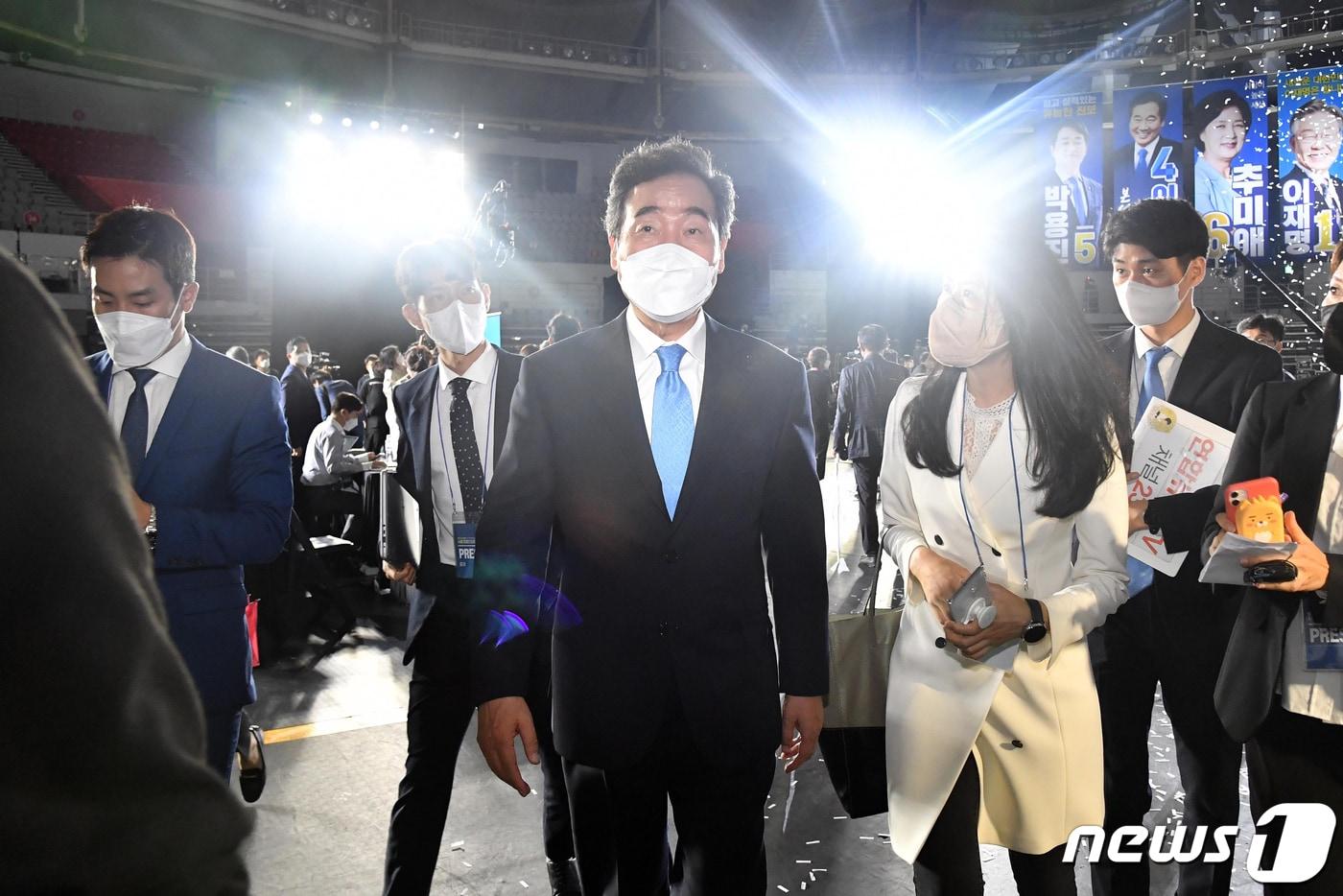 본문 이미지 - 이낙연 더불어민주당 대선 후보가 10일 오후 서울 송파구 올림픽공원 SK올림픽핸드볼경기장에서 열린 서울 지역 경선 및 3차 국민선거인단 투표를 마친 후 발걸음을 옮기고 있다. 이 후보는 서울 지역 경선에서 51.45%를 얻어 누적 득표율 50.29%를 기록, 결선 투표 없이 더불어민주당 20대 대통령 선거 후보에 선출됐다. 2021.10.10/뉴스1 ⓒ News1 국회사진취재단