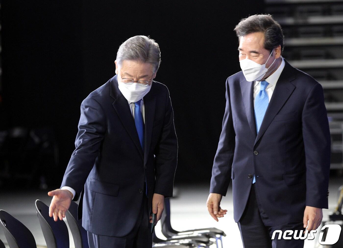 본문 이미지 - 더불어민주당 제20대 대통령선거 후보에 선출된 이재명 경기지사가 10일 오후 서울 송파구 올림픽공원 SK올림픽핸드볼경기장에서 열린 서울 지역 경선 및 3차 국민선거인단 투표에서 최종 후보 선출 발표를 앞두고 이낙연 전 대표에게 자리를 안내하고 있다. 2021.10.10/뉴스1 ⓒ News1 국회사진취재단