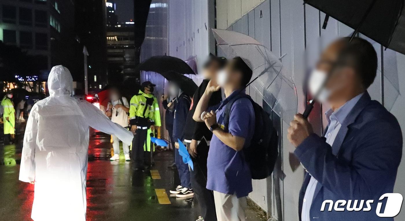 이재명 후보의 과반 승리로 마무리된 더불어민주당 대선 경선 결과에 대해 이낙연 전 대표 측이 이의제기에 나서기로 한 10일 밤 이낙연 전 대표 지지자들이 경선 결과에 항의하며 서울 여의도 민주당사 앞에 모여들고 있다. 2021.10.10/뉴스1 ⓒ News1 국회사진취재단