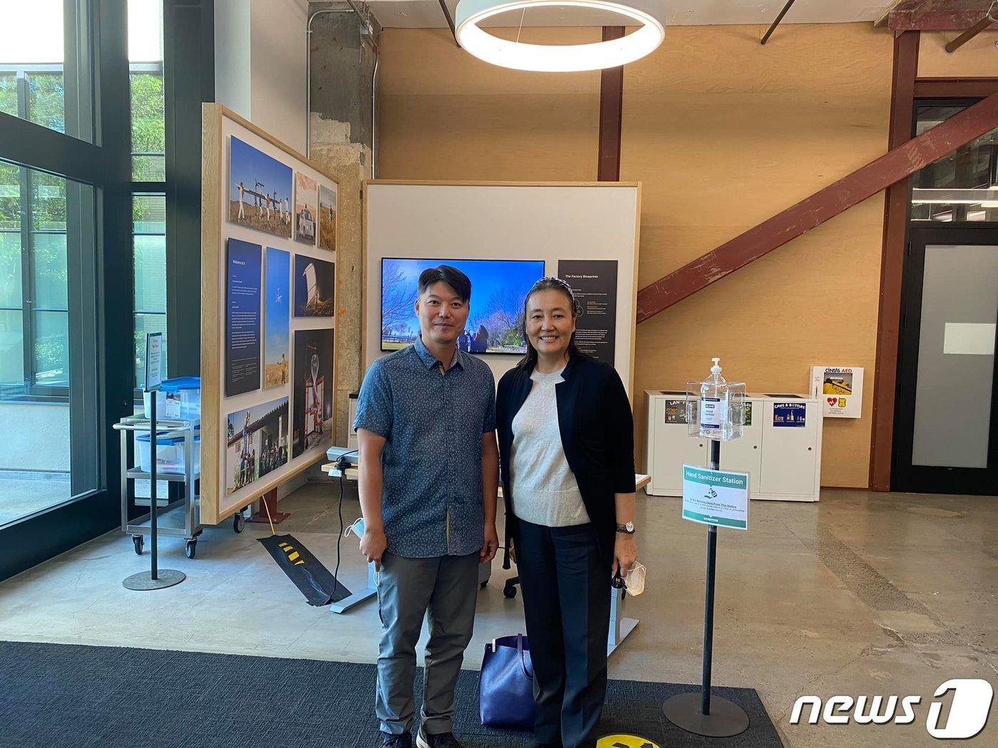 본문 이미지 - 박영선 전 중소벤처기업부 장관이 구글에서 근무하고 있는 제프 전 팀장과 기념촬영을 하고 있다. ⓒ 뉴스1