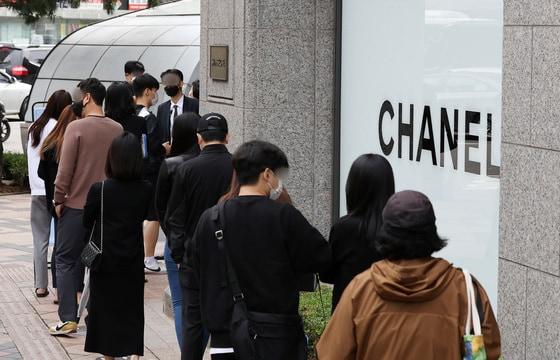 본문 이미지 - 지난해 10월11일 오전 서울 중구 신세계백화점 본점에서 시민들이 입장을 위해 줄 서 있다. 샤넬, 에르메스 등 명품 브랜드들은 최근 1인당 구매 가능 수량을 제한한 것으로 알려졌으며 이는 대량으로 구매해 정가보다 비싸게 되파는 '리셀'을 막기 위한 조치로 해석된다. 2021.10.11/뉴스1 ⓒ News1 조태형 기자