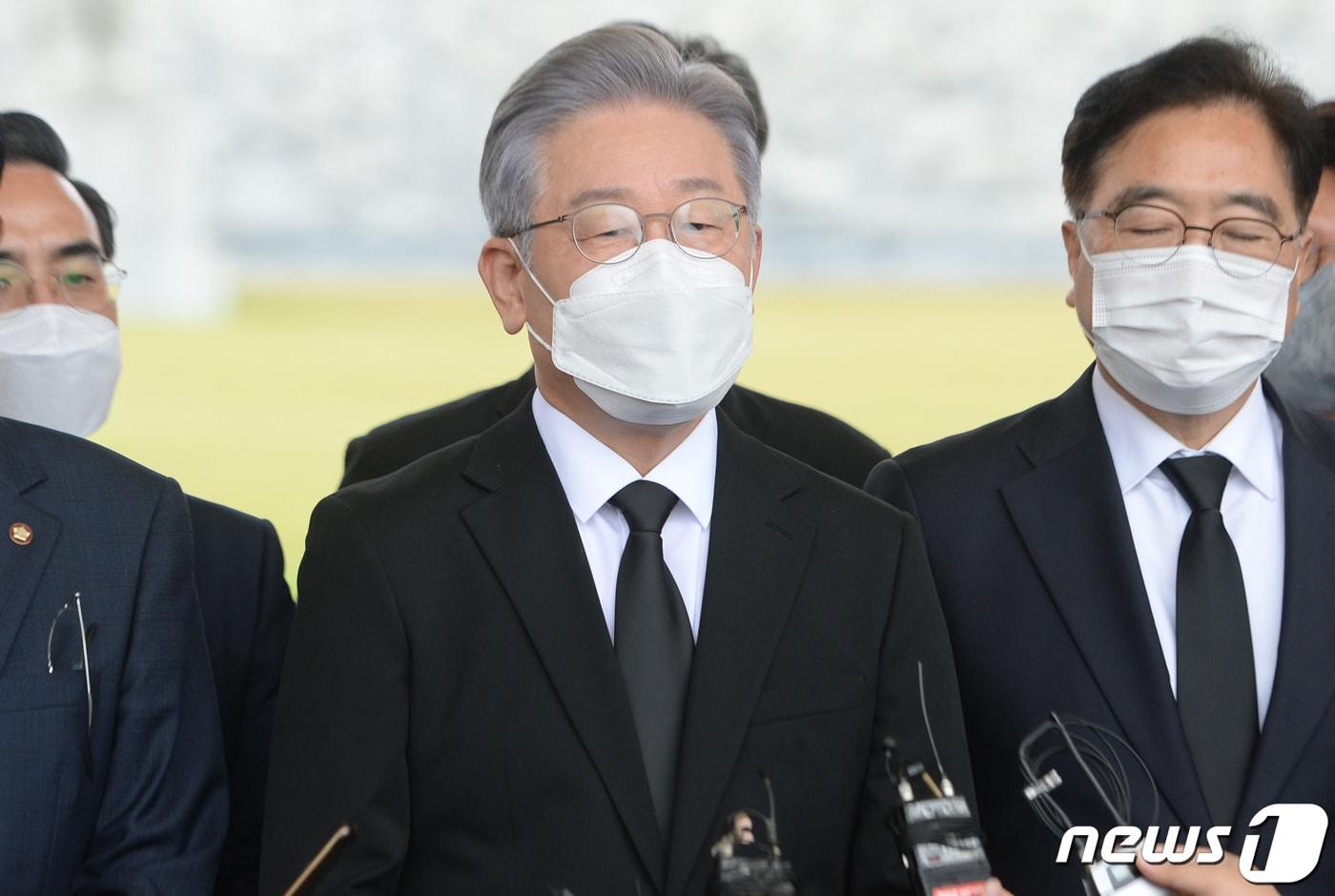본문 이미지 - 이재명 더불어민주당 대선후보가 11일 오전 대전 유성구 국립대전현충원 현충탑 참배를 마치고 취재진의 질문에 답하고 있다. 2021.10.11/뉴스1 ⓒ News1 김기태 기자