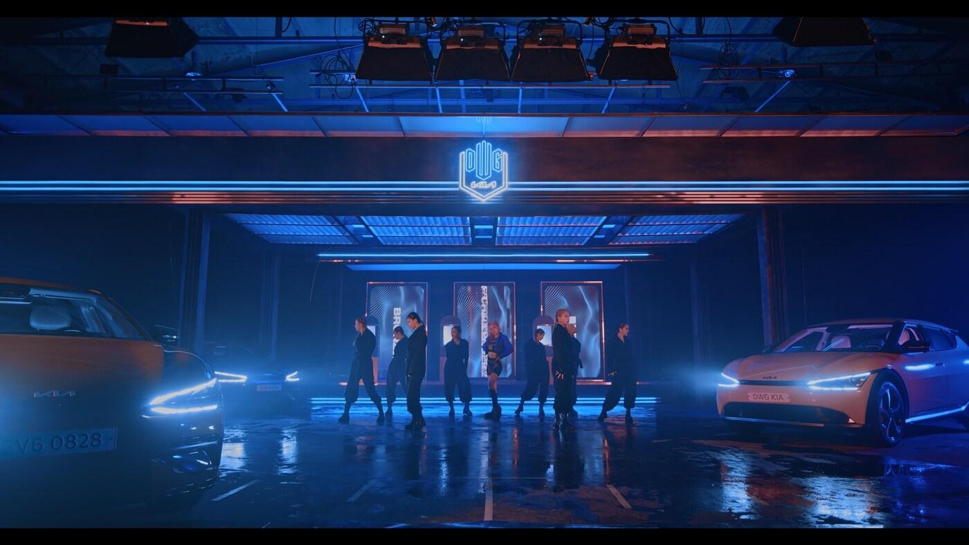 담원 기아 테마곡 프로젝트로 기획된 '고 오어 스톱?(Go or Stop?)' 뮤직비디오에서 가수 선미가 포즈를 취하고 있다(기아 제공). ⓒ 뉴스1