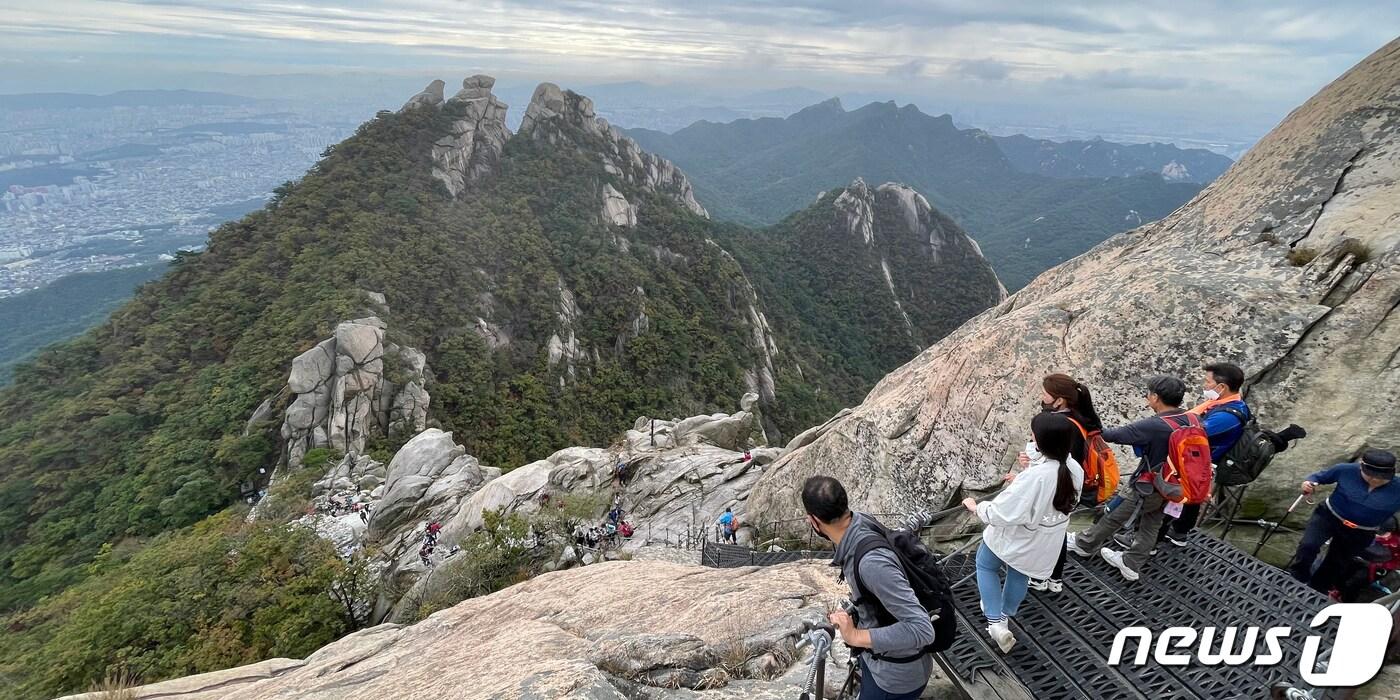  서울 북한산에서 등산객들이 가을 정취를 만끽하고 있다. 2021.10.11/뉴스1 ⓒ News1 김명섭 기자