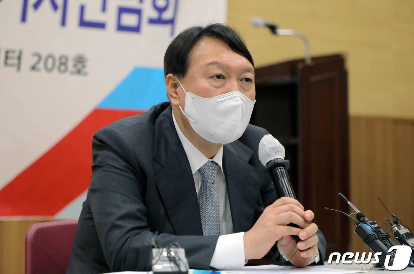 윤석열 국민의힘 대선 경선 후보가 11일 오전 광주 서구 치평동 김대중컨벤션센터에서 기자 간담회를 갖고 취재진의 질문에 답변하고 있다. ⓒ News1 이수민 기자