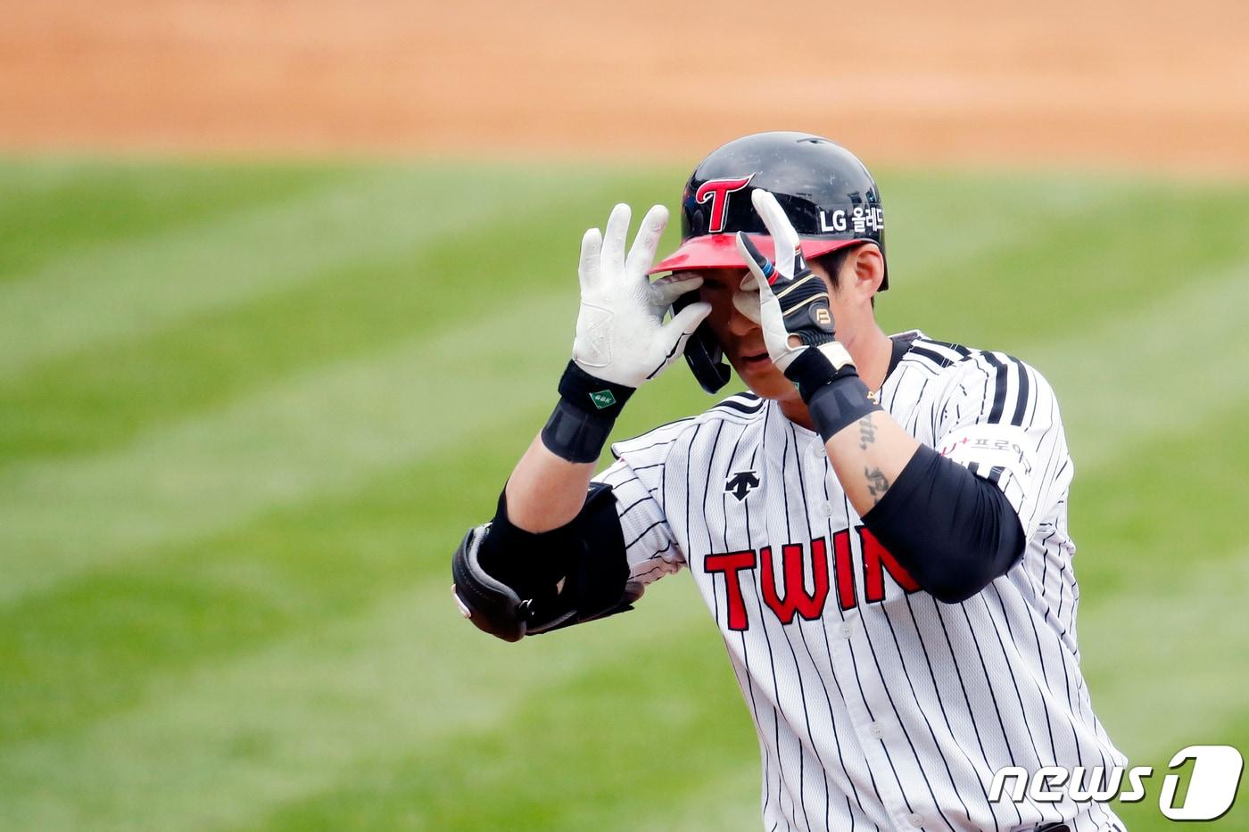 11일 오후 서울 송파구 잠실야구장에서 열린 프로야구 2021 '신한은행 SOL KBO리그' kt위즈와 LG트윈스의 경기에서 4회말 LG 공격 1사 주자 2루 상황 오지환이 1타점 적시타를 치고 기뻐하고 있다. 2021.10.11/뉴스1 ⓒ News1 이승배 기자