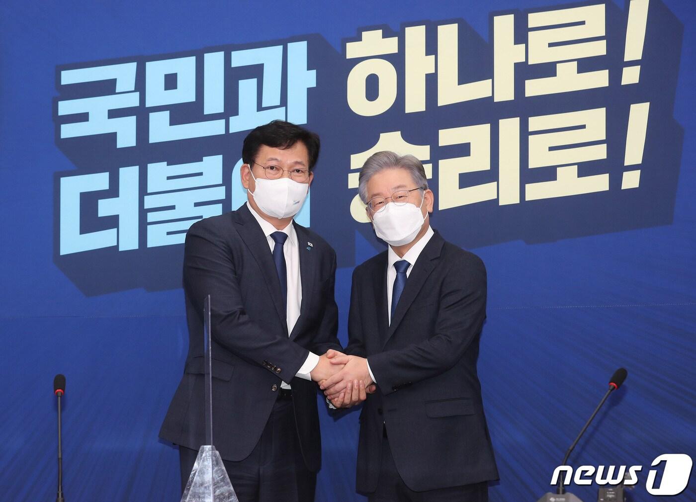 본문 이미지 - 송영길 더불어민주당 대표(왼쪽)와 이재명 민주당 대선 후보./뉴스1 ⓒ News1 이동해 기자