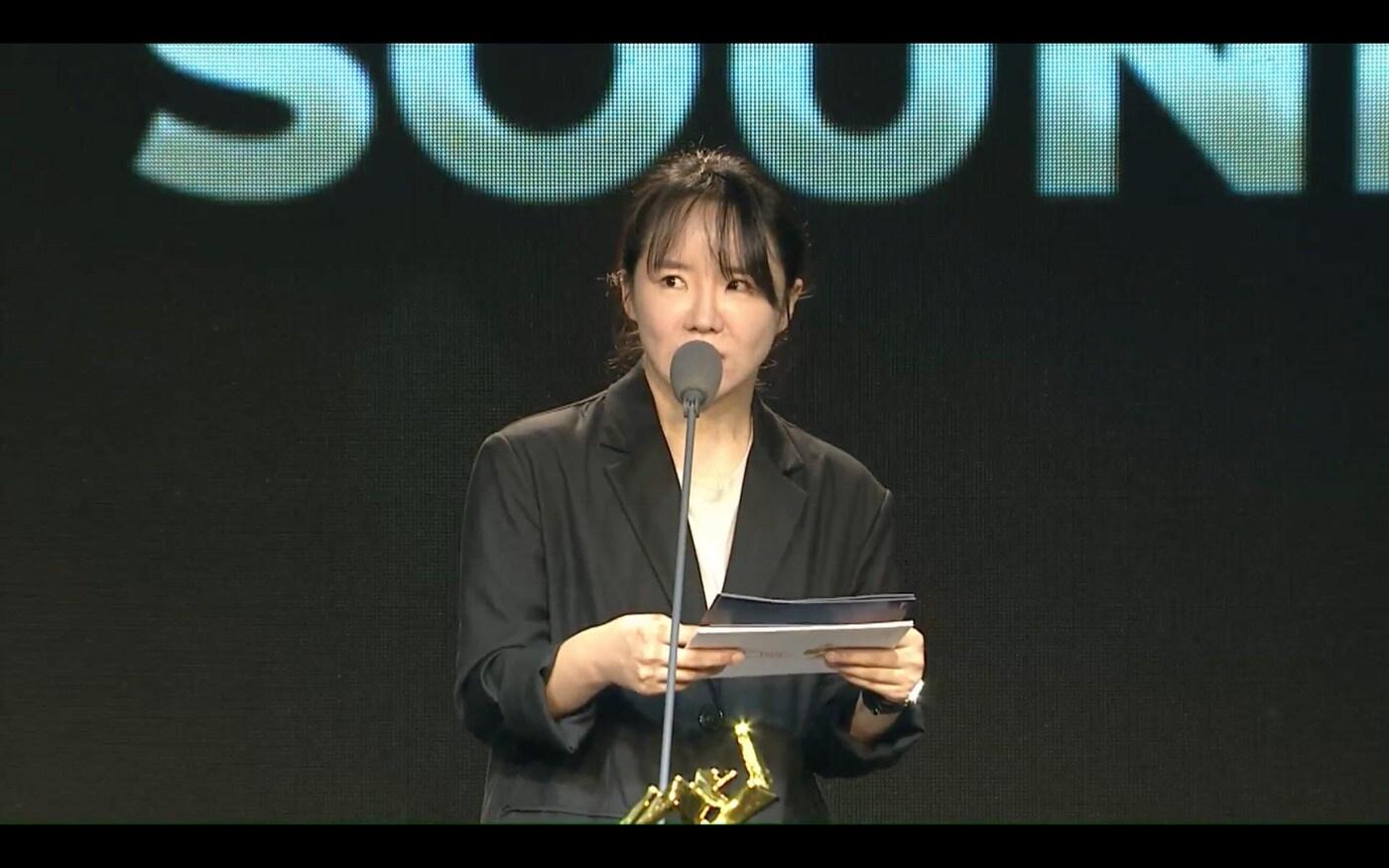 제15회 아시아필름어워즈 시상자로 나선 윤단비 감독/부산국제영화제 제공 ⓒ 뉴스1