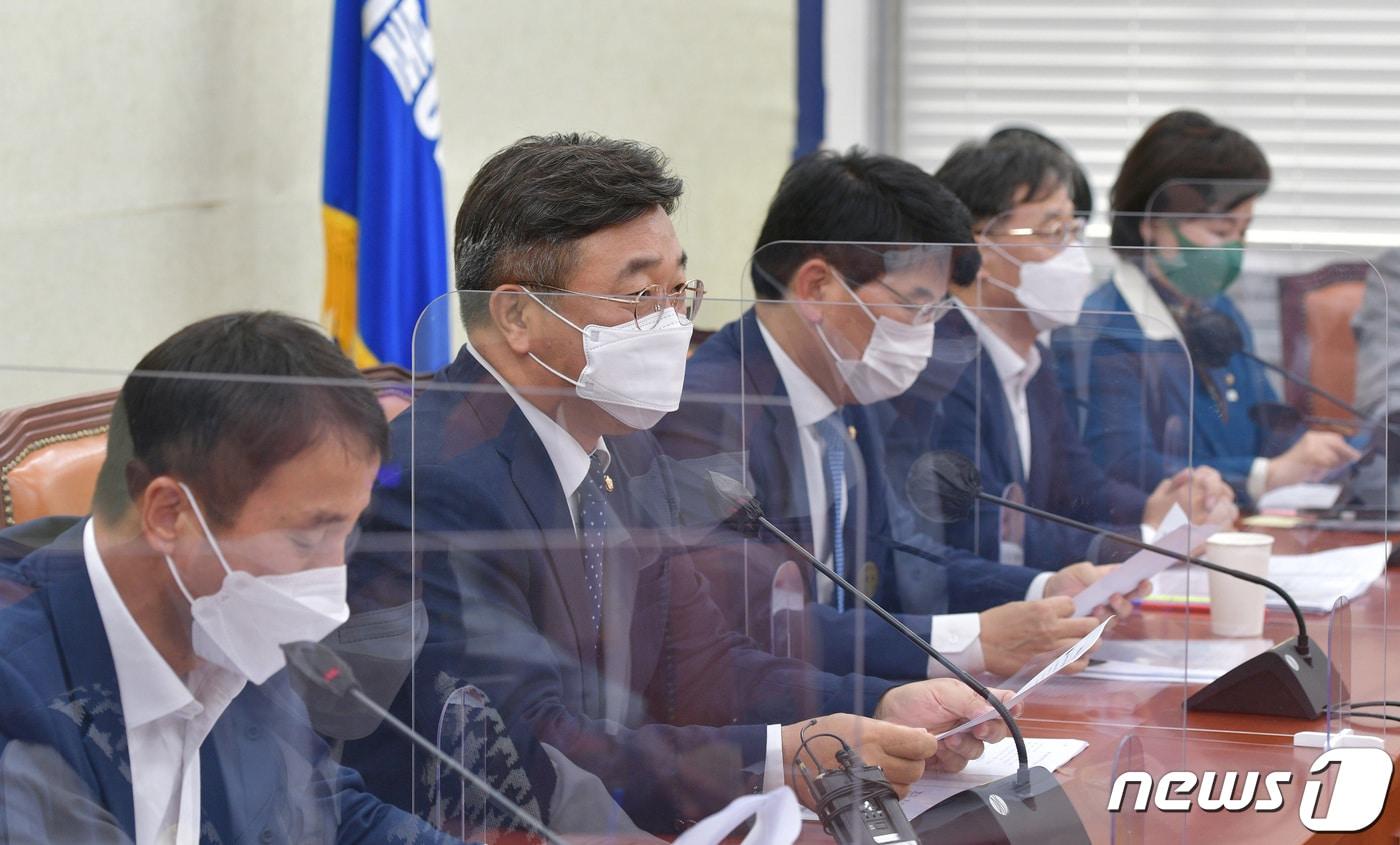 본문 이미지 - 윤호중 더불어민주당 원내대표가 12일 국회에서 열린 국정감사 대책회의에 참석해 모두발언을 하고 있다. 2021.10.12/뉴스1 ⓒ News1 이동해 기자