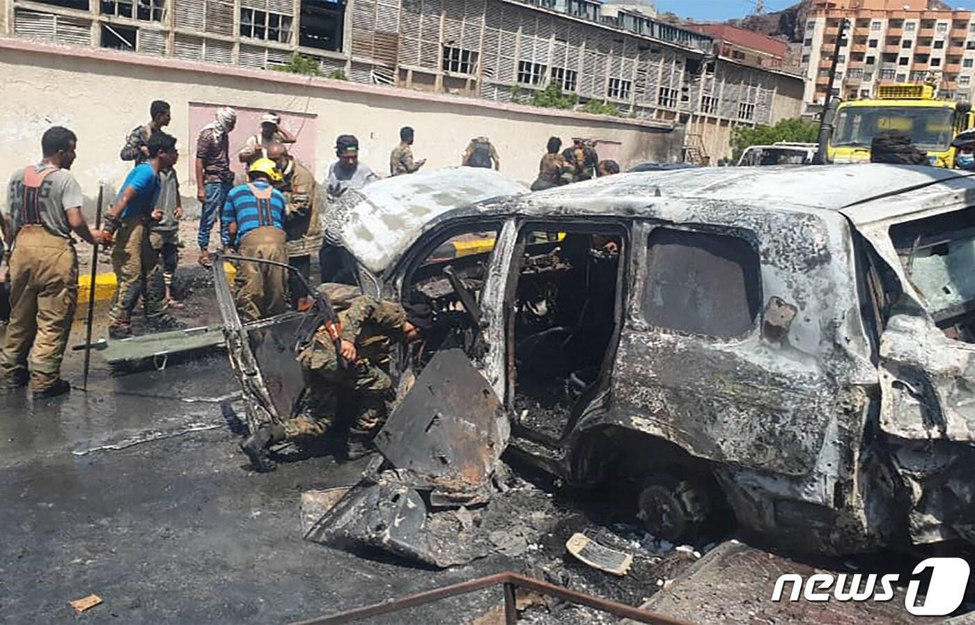 본문 이미지 - 지난 10월10일(현지시간) 예멘의 남부 항구도시 아덴에서 차량 폭탄 테러가 일어나 군과 구조대가 불에 탄 차량 잔해로 모여들고 있다. 후티 반군의 예멘 정부를 겨냥한 차량 폭탄 테러로 다섯 명이 사망했다. ⓒ AFP=뉴스1 ⓒ News1 금준혁 기자