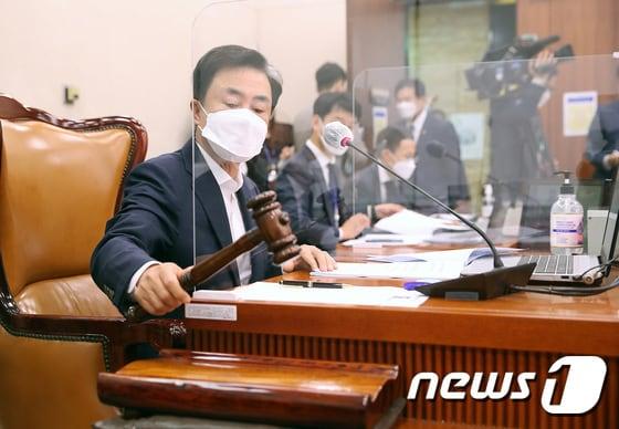 본문 이미지 - 7일 국회 농림축산식품해양수산위원회 전체회의에서 김태흠 위원장이 해양폐기물 및 해양오염퇴적물 관리법 일부개정법률안 등 2개 법안을 통과시키고 있다. ⓒ 뉴스1
