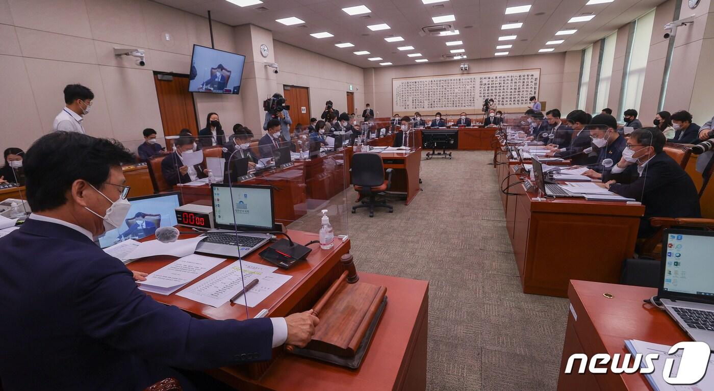 본문 이미지 - 12일 오전 서울 여의도 국회에서 열린 법제사법위원회의 헌법재판소(사무처), 헌법재판연구원에 대한 국정감사에서 박광온 위원장이 의사봉을 두드리고 있다. 2021.10.12/뉴스1 ⓒ News1 오대일 기자