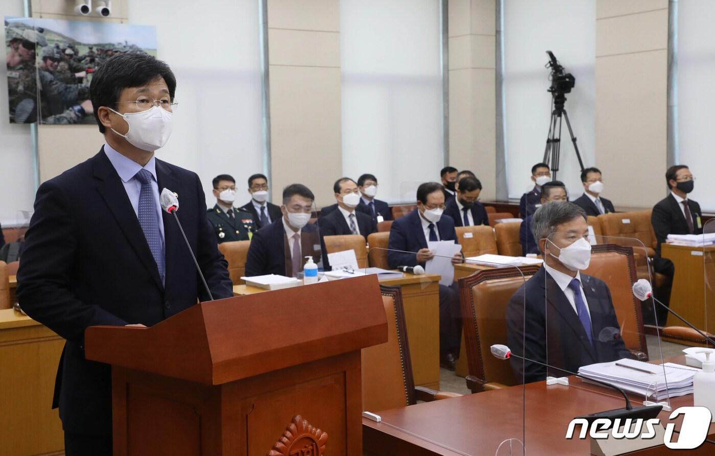 본문 이미지 - 강은호 방위사업청장이 지난 12일 국회 국방위원회의 국정감사에 출석, 업무보고를 하고 있다 2021.10.12/뉴스1 ⓒ News1 오대일 기자