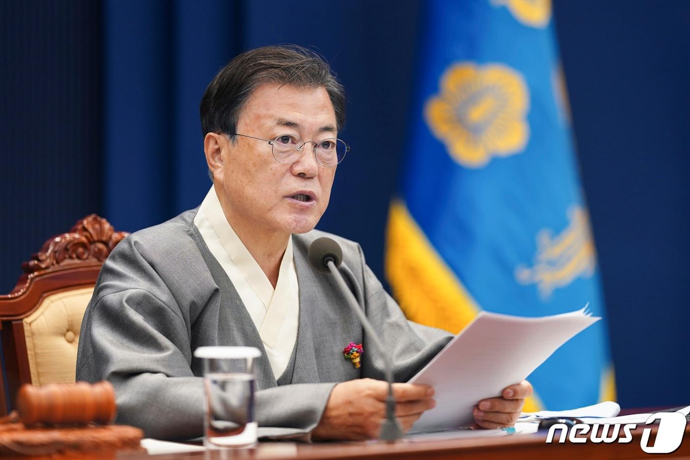 본문 이미지 - 문재인 대통령이 2021가을 한복문화주간을 맞아 12일 오전 청와대 여민관 영상회의실에서 열린 국무회의에 한복을 입고 참석해 발언하고 있다. 2021.10.12/뉴스1 ⓒ News1 이광호 기자