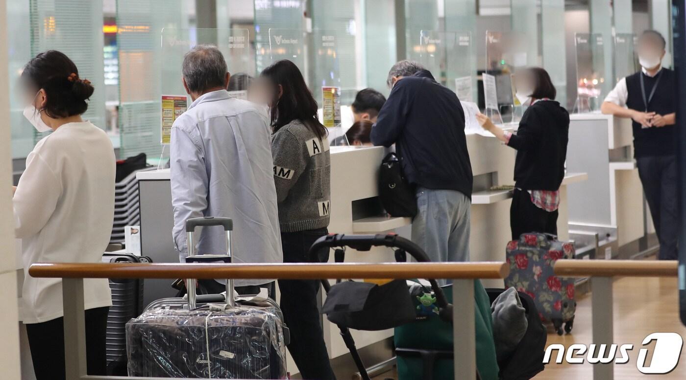 본문 이미지 - 해외 입국시 자가 격리 면제 지역이 확대되면서 해외여행으로 눈을 돌리는 이들이 많아지고 있다. 사진은12일 인천국제공항 제1터미널 여행부스 모습. 2021.10.12/뉴스1 ⓒ News1 이성철 기자