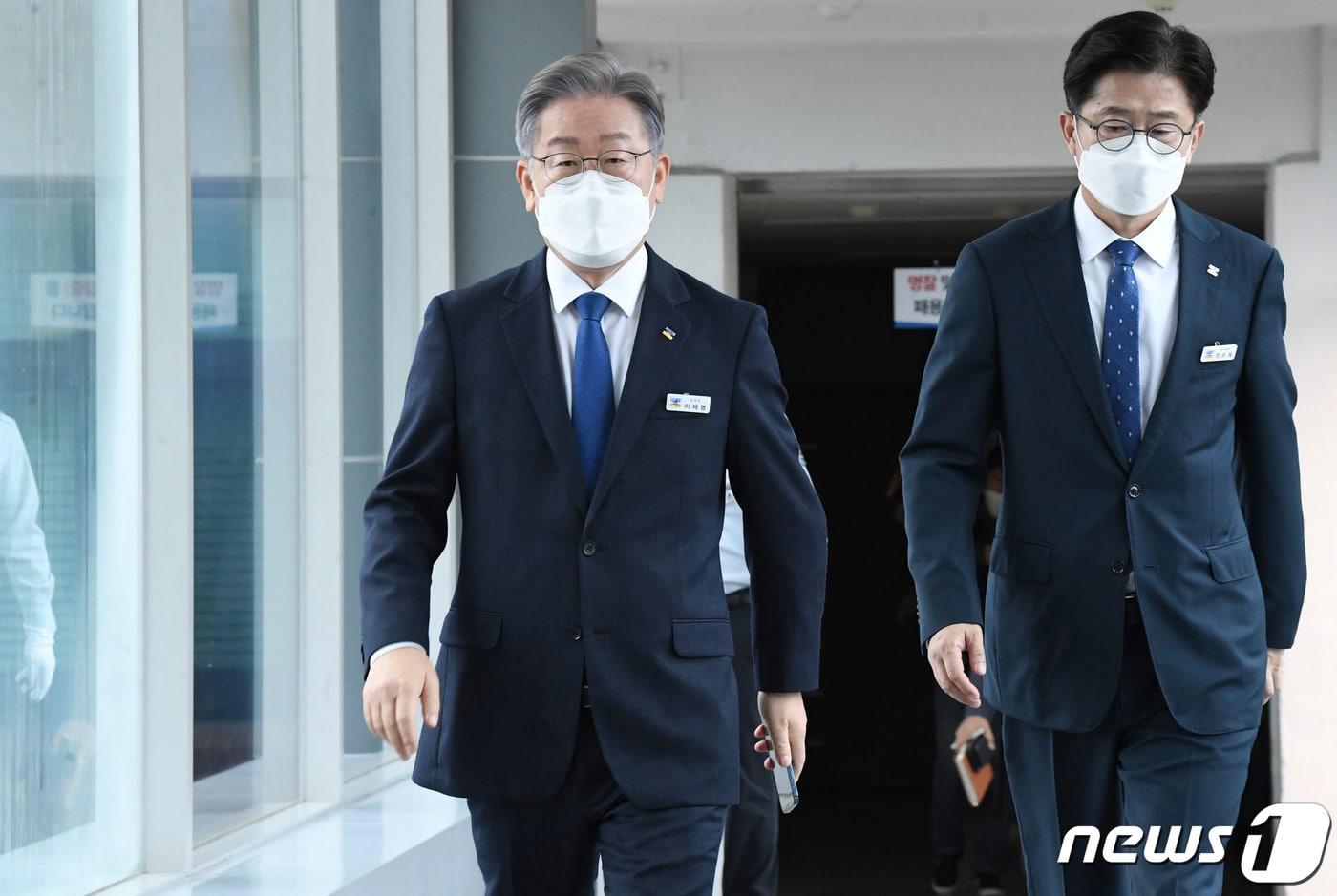 더불어민주당 대선 후보로 선출된 이재명 경기도지사가 12일 오후 경기도 수원시 팔달구 경기도청 브리핑룸에서 긴급 현안 기자회견을 마치고 이동하고 있다. 2021.10.12/뉴스1 ⓒ News1 김영운 기자