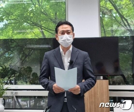본문 이미지 - 장동혁 국민의힘 대전 유성구갑 당협위원장이 12일 대전시의회 기자실에서 유성복합터미널 사업과 트램 건설과 관련해 대전시의 행정 난맥상을 비판하고 있다.ⓒ 뉴스1