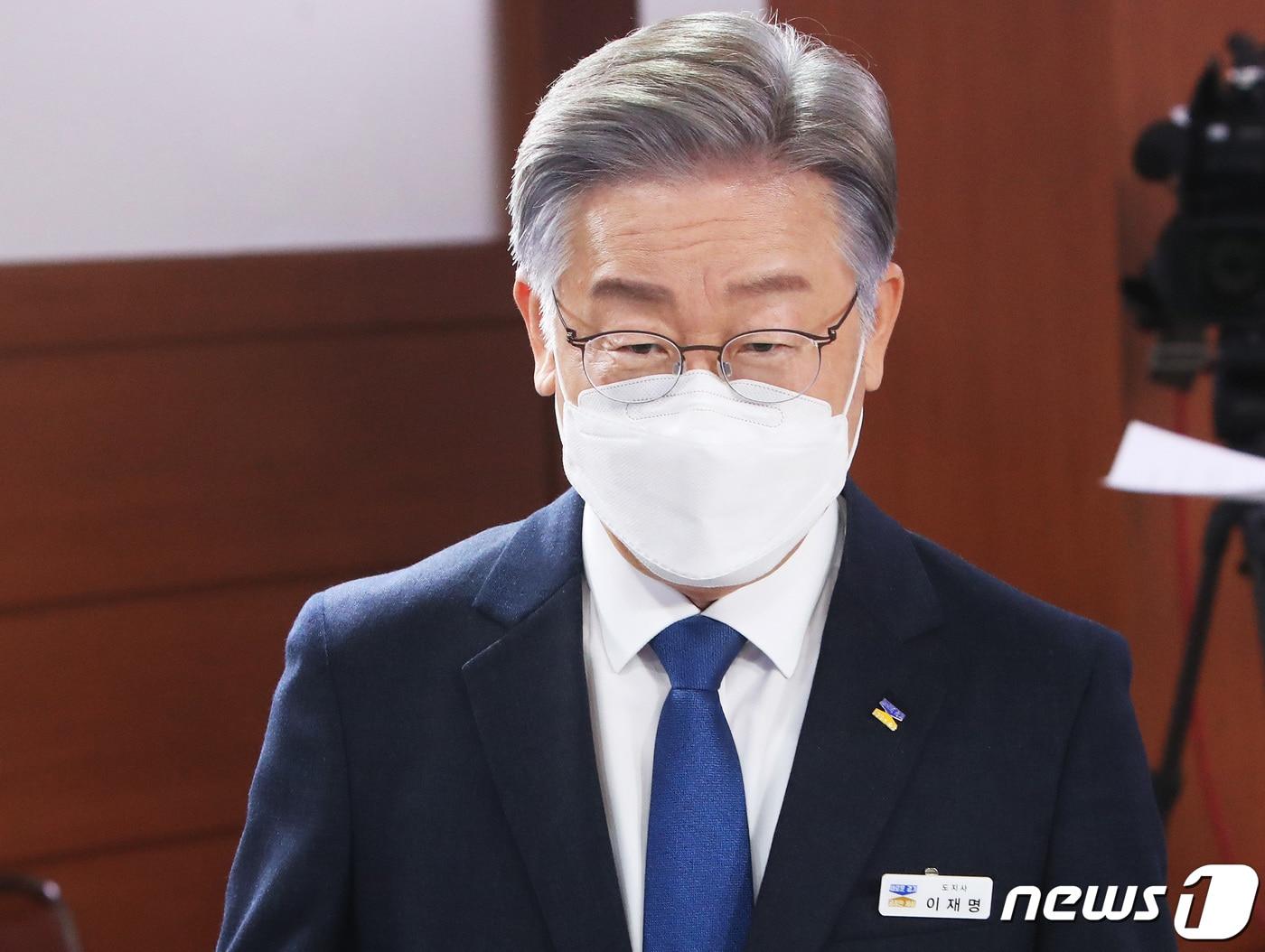 본문 이미지 - 더불어민주당 대선 후보로 선출된 이재명 경기도지사가 12일 오후 경기도 수원시 팔달구 경기도청에서 긴급 현안 기자회견을 하기 위해 브리핑룸으로 입장하고 있다. 2021.10.12/뉴스1 ⓒ News1 경기사진공동취재단