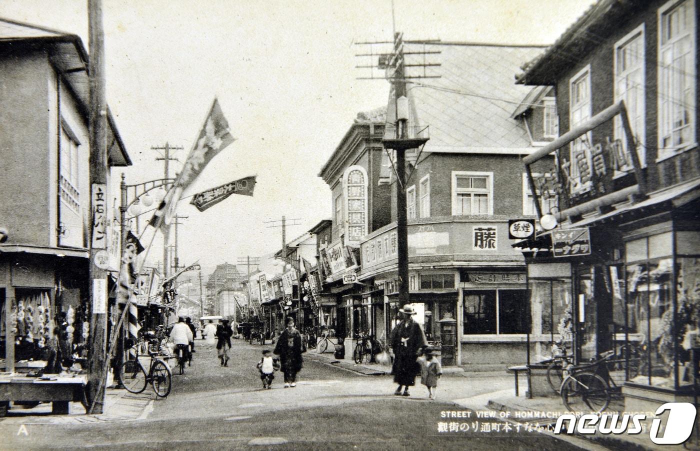 본문 이미지 - 일제강점기 광주 충장로의 쇼윈도 자료 사진.(광주시 제공)2021.10.12/뉴스1 ⓒ News1