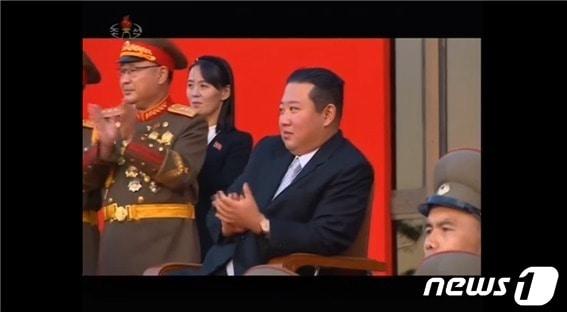 본문 이미지 - 북한 조선중앙TV가 9월12일 오후 "조선노동당 창건 76돌을 맞으며 국방발전전람회 '자위-2021'이 10월11일 3대혁명전시관에서 성대히 개막되었다"면서 행사 전반을 상세히 보도했다. 인민군의 격술 시범을 보는 김정은 당 총비서 뒤로 그의 동생인 김여정 당 부부장의 모습도 포착됐다.(조선중앙TV 갈무리)ⓒ 뉴스1