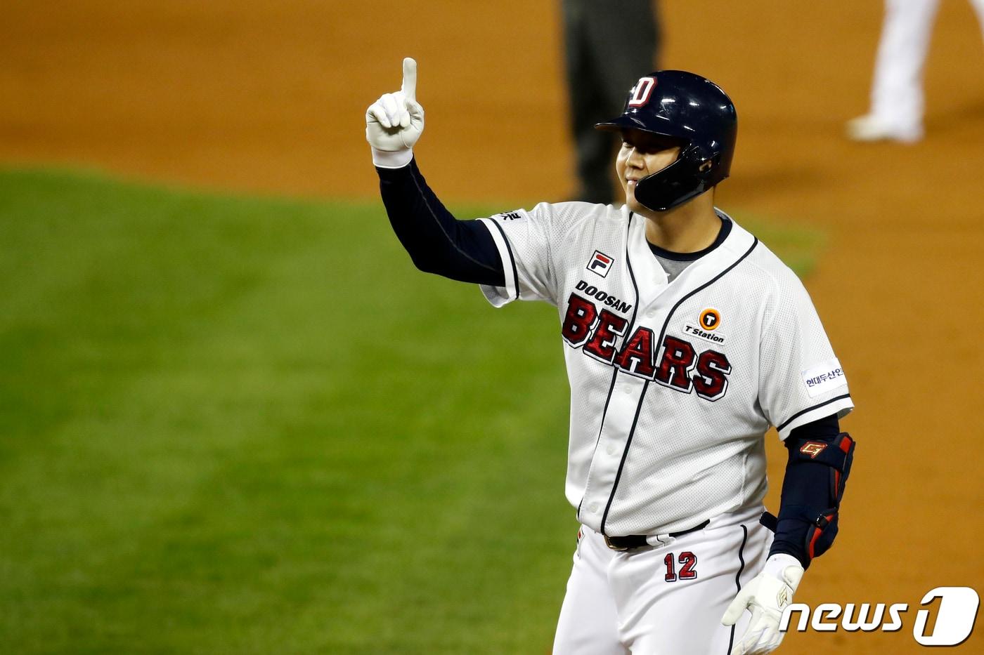 본문 이미지 - 12일 오후 서울 송파구 잠실야구장에서 열린 프로야구 2021 '신한은행 SOL KBO리그' kt위즈와 두산베어스의 경기에서 7회말 두산 공격 무사 주자 만루 상황 최용제가 1타점 적시타를 치고 기뻐하고 있다. 2021.10.12/뉴스1 ⓒ News1 이승배 기자