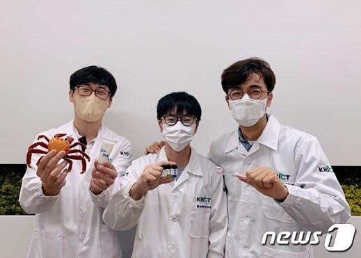 본문 이미지 - 한국화학연구원 바이오화학연구센터(왼쪽부터) 박제영 박사, 주성빈 박사과정, 오동엽 박사가 ‘생분해 마이크로비즈 시제품’을 들고 있다.(화학연 제공) ⓒ 뉴스1