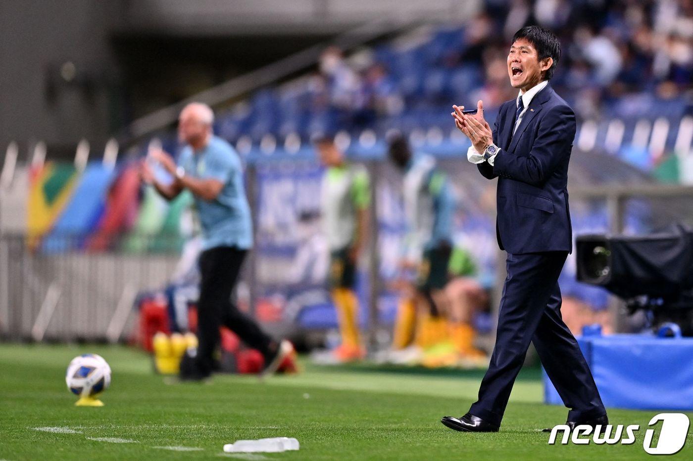 본문 이미지 - 모리야스 하지메 일본 축구 대표팀 감독과 그레이엄 아놀드 호주 감독이 12일 (현지시간) 사이타마 스타디움에서 열린 월드컵 최종 예선전서 작전 지시를 하고 있다. ⓒ AFP=뉴스1 ⓒ News1 우동명 기자