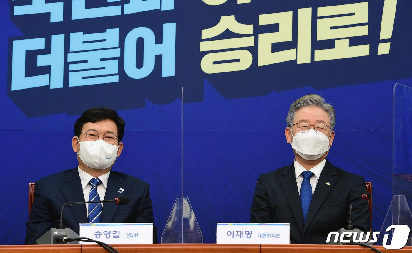 본문 이미지 - 송영길 더불어민주당 대표와 이재명 대통령 후보가 13일 국회에서 열린 대통령 후보-당대표-상임고문단 간담회에서 미소를 짓고 있다./뉴스1 ⓒ News1 오대일 기자