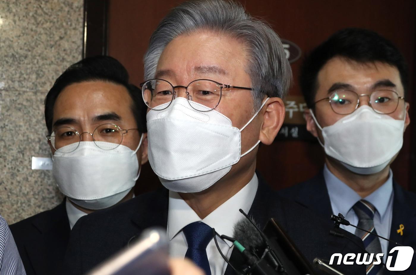 본문 이미지 - 더불어민주당 대선후보인 이재명 경기도지사가 13일 서울 여의도 국회에서 열린 대선후보-당대표-상임고문단 간담회에 참석한 뒤 당 대표실을 나서며 기자들의 질문에 답하고 있다. 2021.10.13/뉴스1 ⓒ News1 이동해 기자