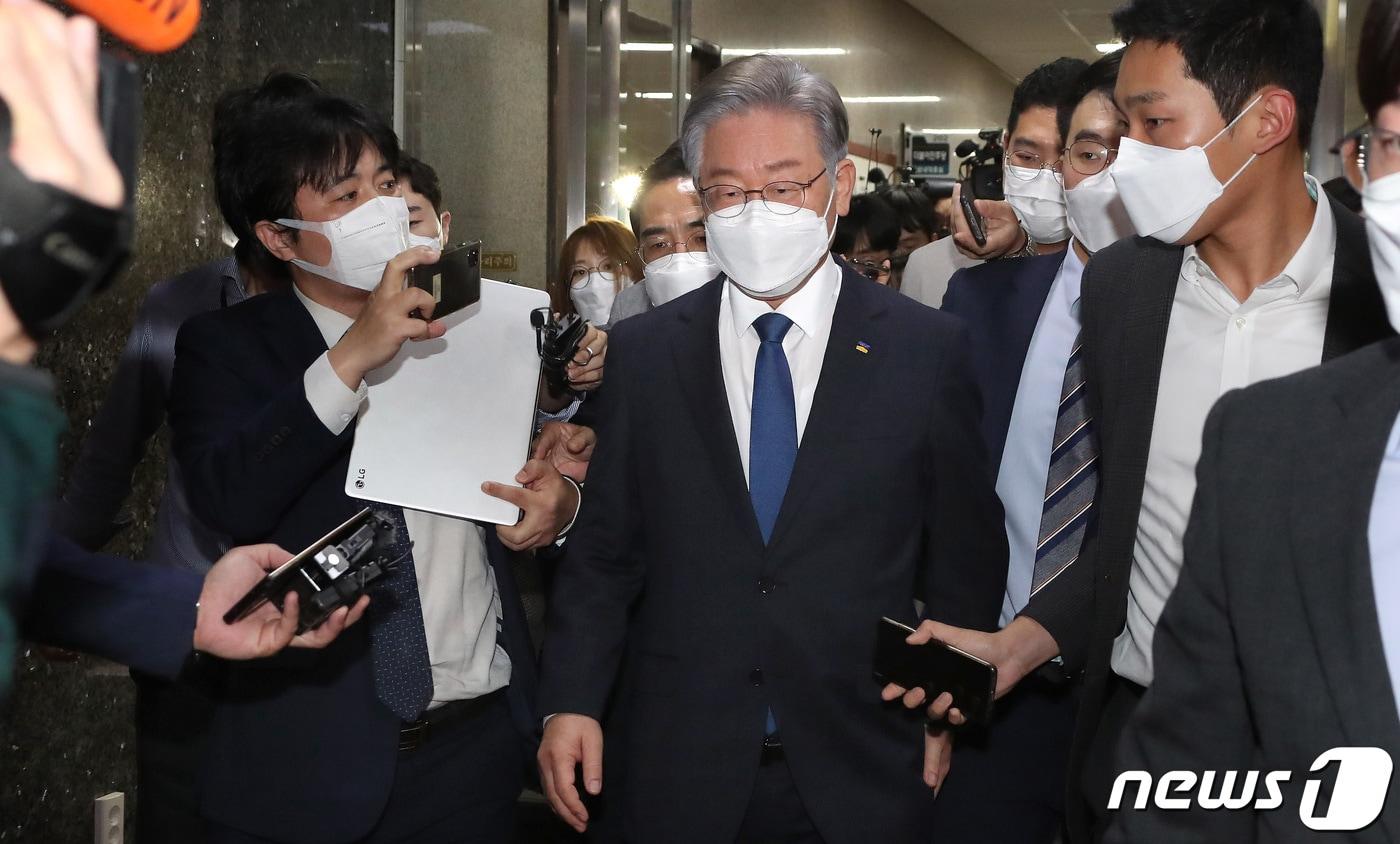 본문 이미지 - 더불어민주당 대선후보인 이재명 경기도지사가 13일 서울 여의도 국회에서 열린 대선후보-당대표-상임고문단 간담회에 참석한 뒤 기자들의 질문을 받으며 국회를 떠나고 있다. 2021.10.13/뉴스1 ⓒ News1 이동해 기자