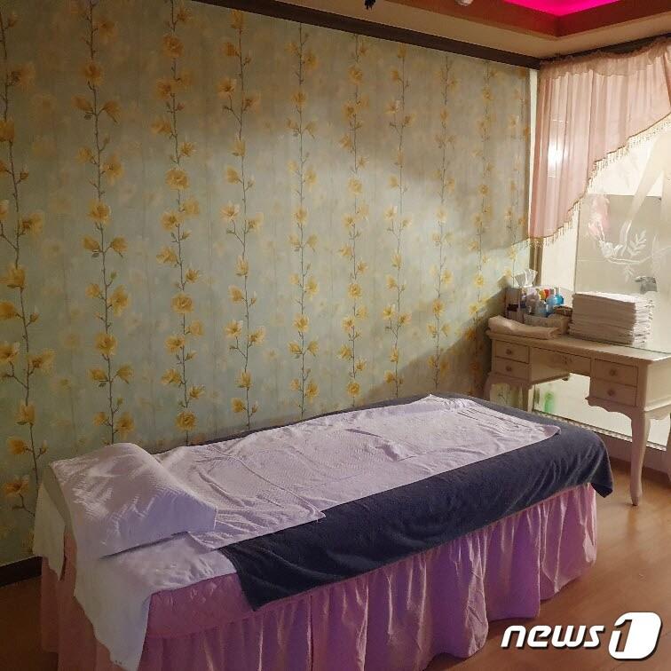 본문 이미지 - 경찰에 적발된 고양시의 불법 성매매 마사지업소 내부 모습. (일산동부경찰서 제공)ⓒ 뉴스1