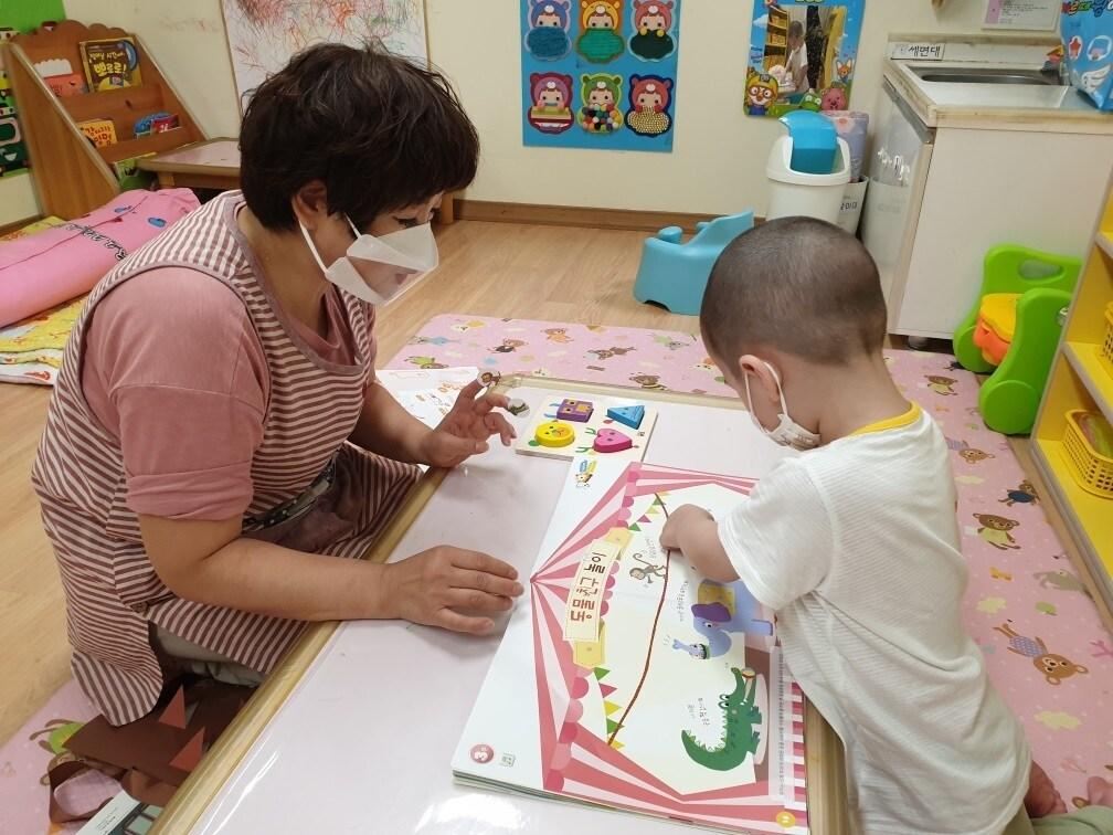 본문 이미지 - 투명 마스크를 쓴 보육교사(성동구 제공).ⓒ 뉴스1