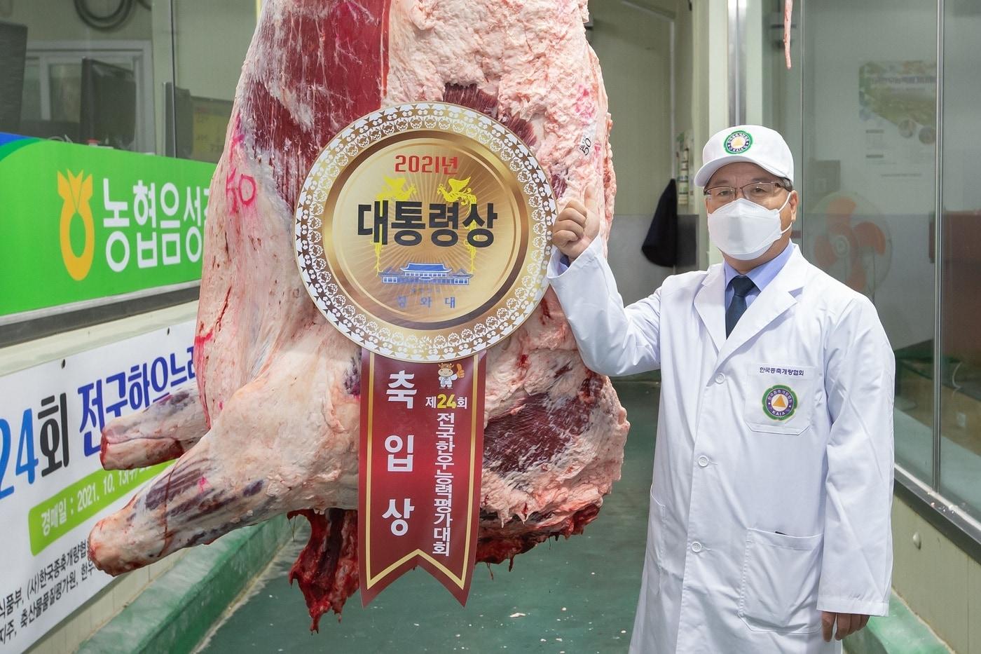 본문 이미지 - 강동만 동원홈푸드 축육부문 대표이사가 13일 충북 음성에서 열린 '제24회 전국한우능력평가대회'에서 대통령상 한우를 낙찰받고 기념 촬영을 하고 있다.(동원홈푸드 제공) ⓒ 뉴스1