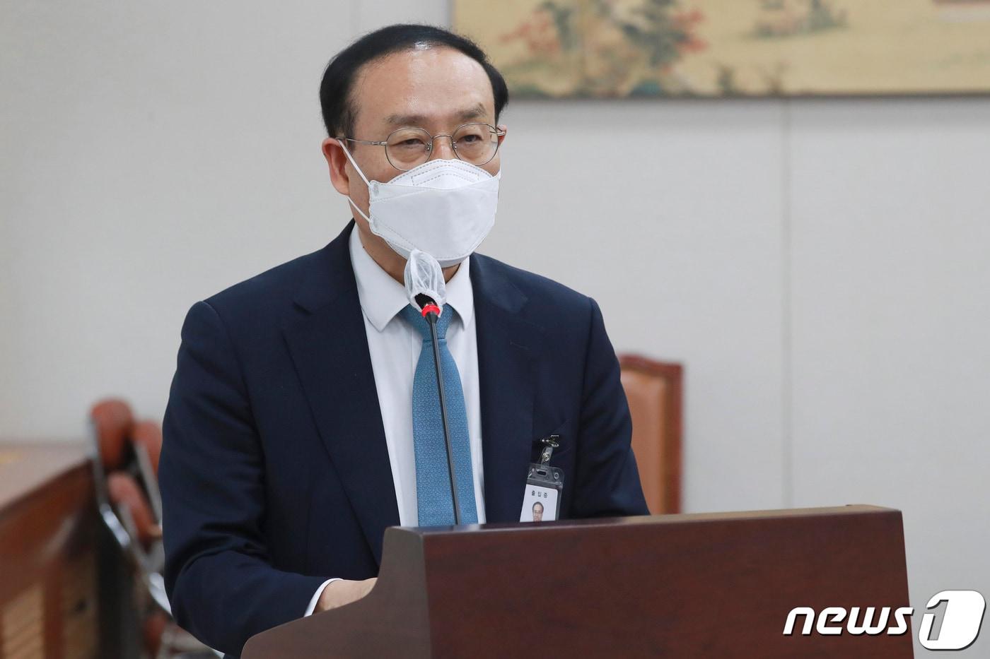 오세정 서울대학교 총장이 14일 오전 서울 여의도 국회에서 열린 교육위원회의 국립대학법인 서울대학교, 국립대학법인 인천대학교, 한국방송통신대학교, 서울교육대학교 등 국정감사에서 업무보고를 하고 있다. 2021.10.14/뉴스1 ⓒ News1 이동해 기자