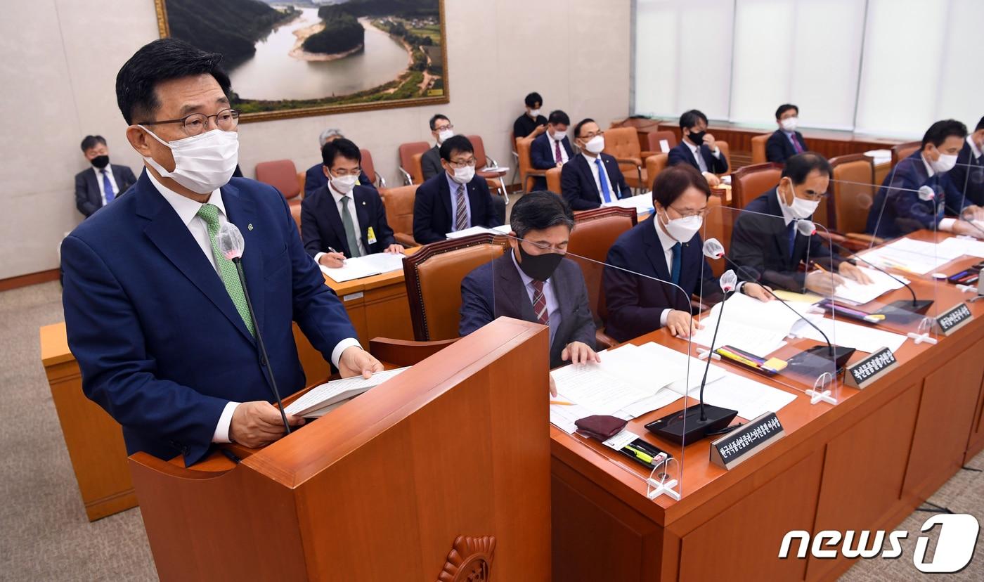 본문 이미지 - 14일 서울 여의도 국회에서 열린 국회 농림축산식품해양수산위원회의 한국마사회 등에 대한 국정감사에서 김춘진 한국농수산식품유통공사 사장이 업무 보고를 하고 있다. 2021.10.14/뉴스1 ⓒ News1 오대일 기자